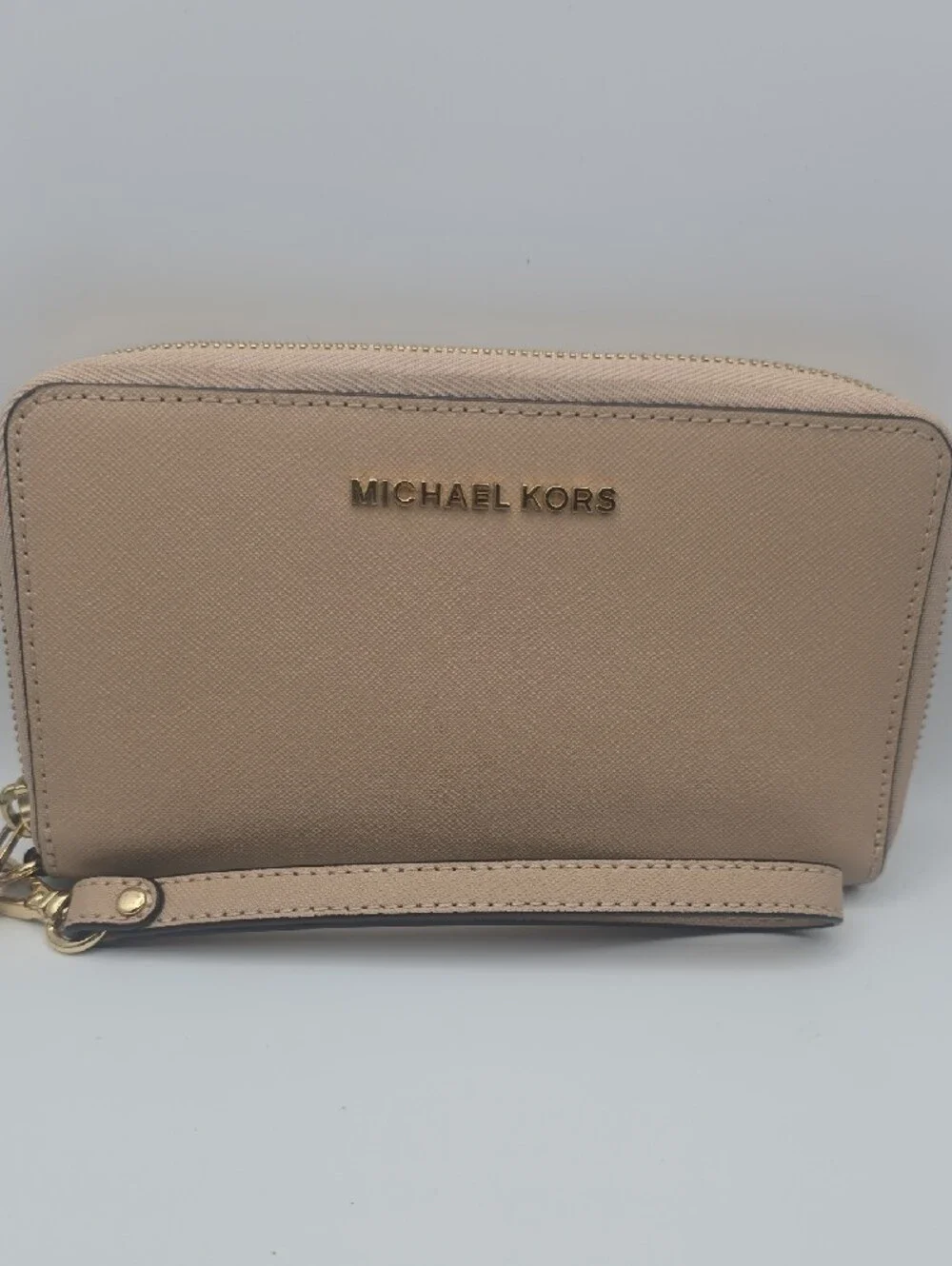 Michael Kors Beige Nude Saffiano Wristlet/Phone Holder W/ Gold Hardware (EUC)✨️